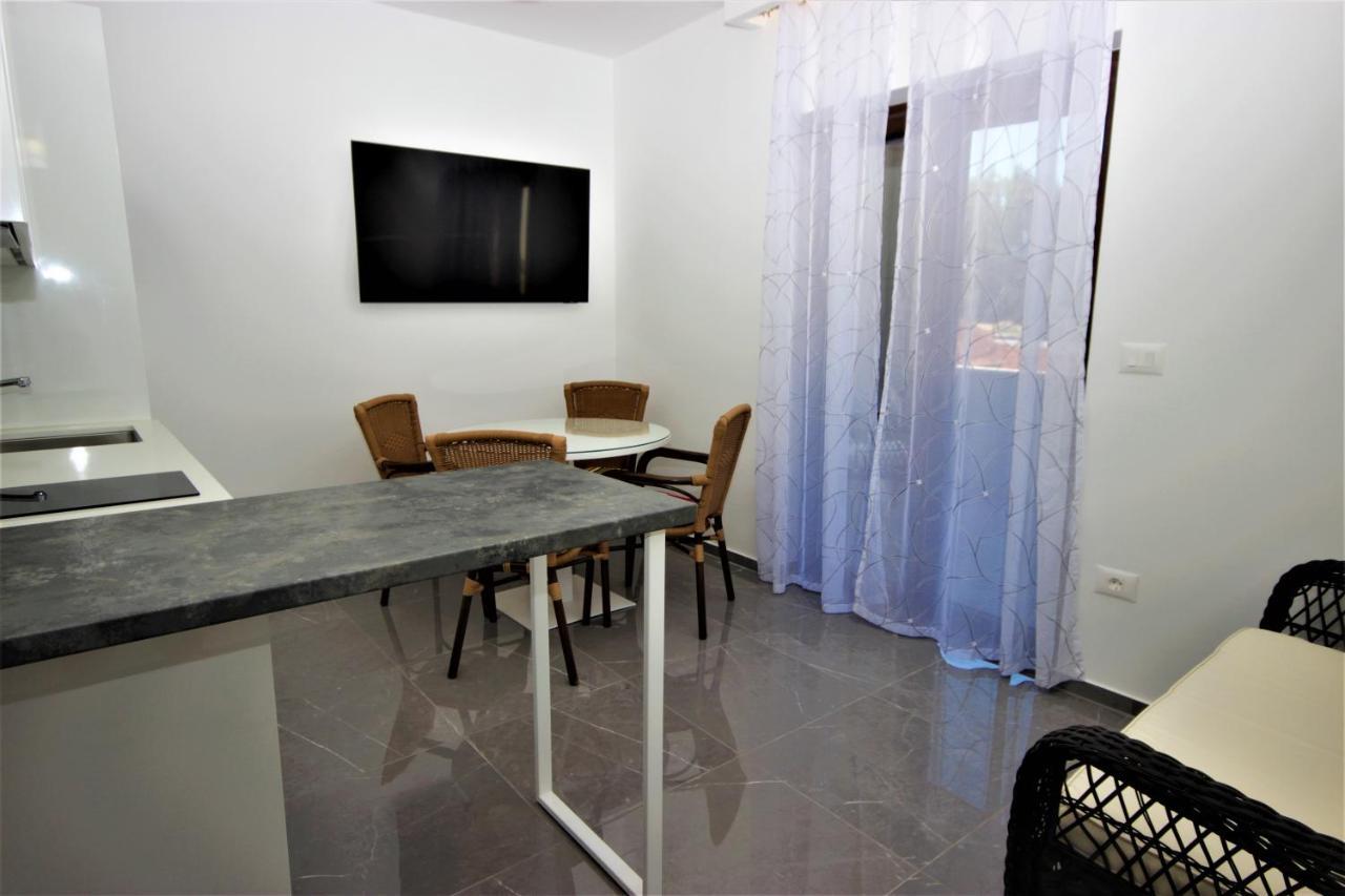 Apartments Smitran บานโจเล ภายนอก รูปภาพ