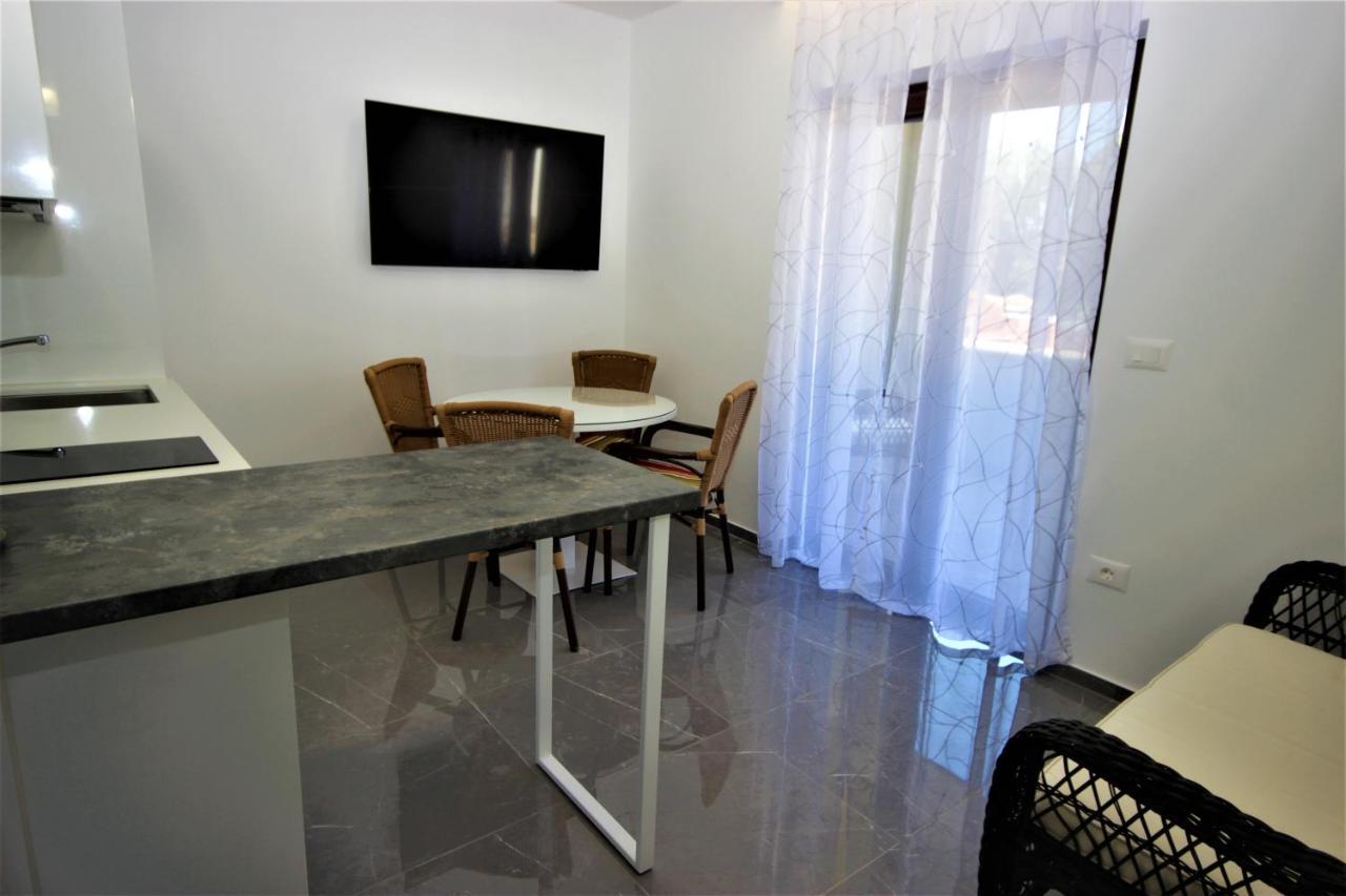Apartments Smitran บานโจเล ภายนอก รูปภาพ